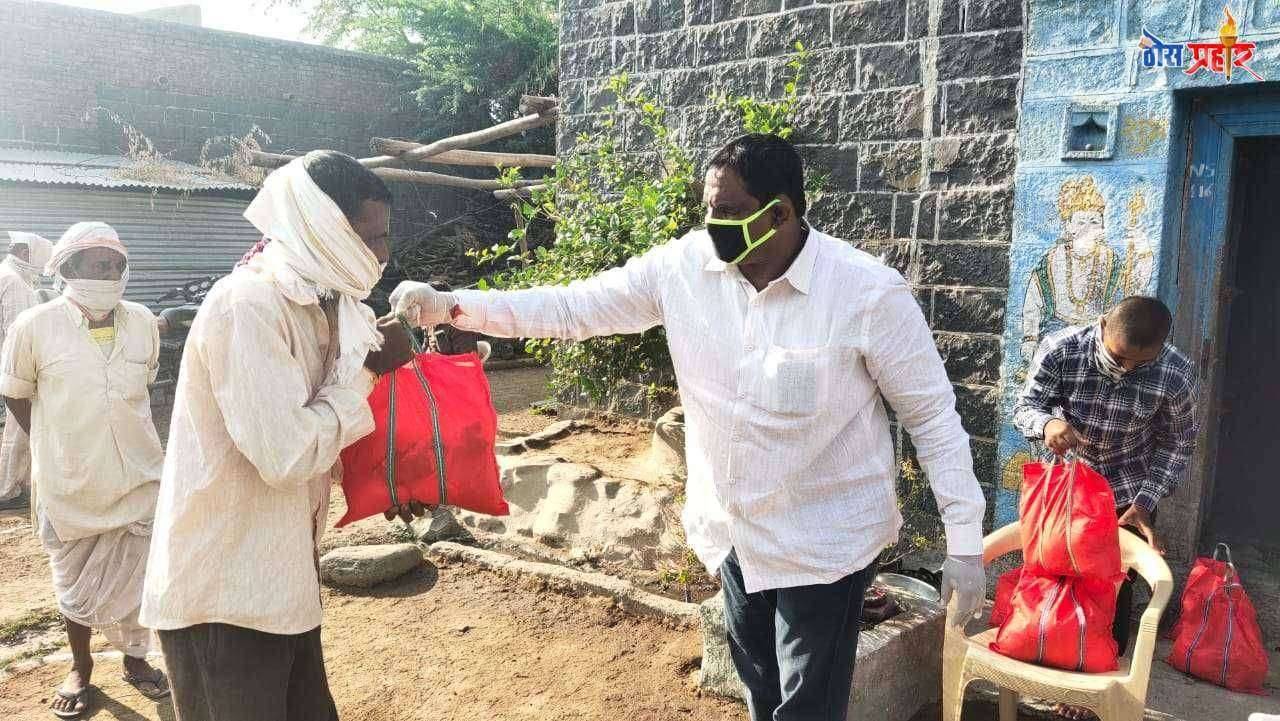 माजी जि प सभापती वस्ताद नवनाथ जगताप यांनी स्वतःच्या खर्चातून ४०७ कुटूंबाला केले धान्य वाटप
