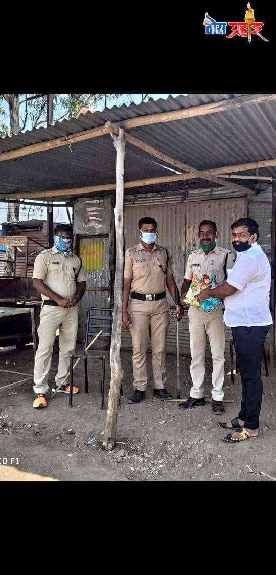 छत्रपती संभाजीराजे प्रतिष्ठानच्या वतीने अपंग आणि निराधारांना किराणा व अत्यावश्यक वस्तूंचे वाटप