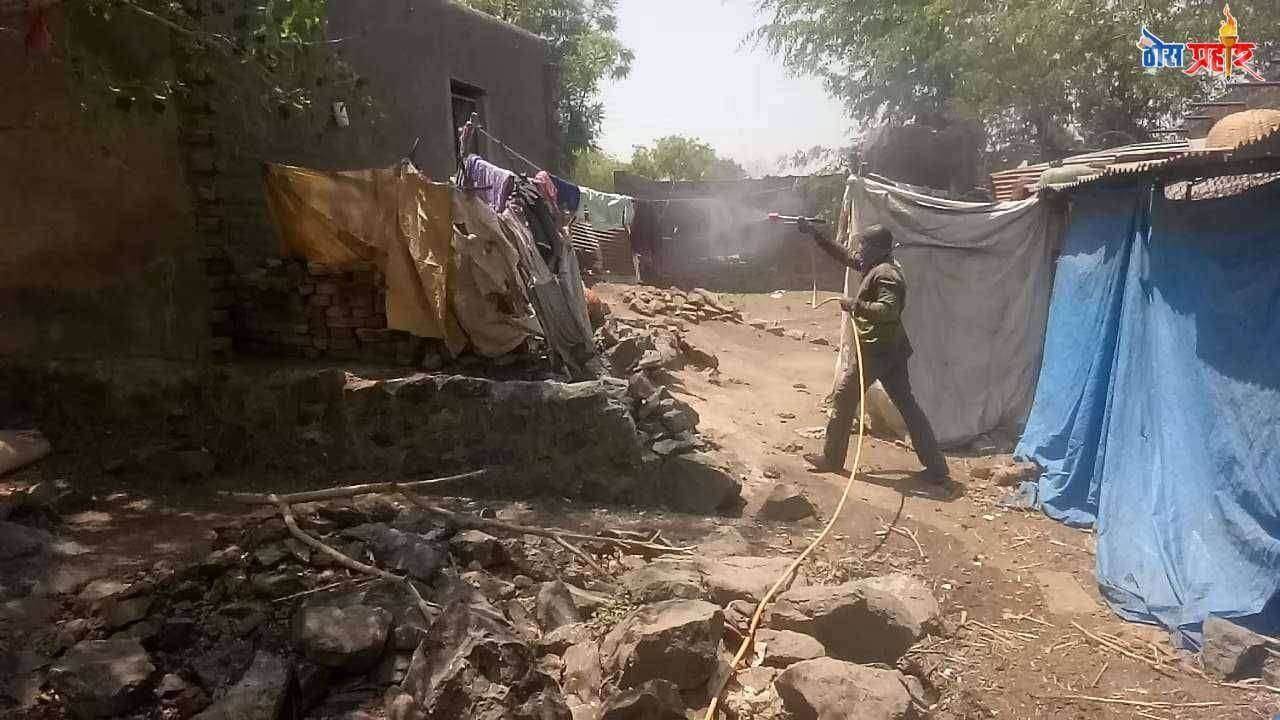 चाळीसगाव पासून 40 किलोमीटर अंतरावर असलेल्या कुंझर गावात फवारणी बहाळ करमूड ज़िल्हा परिषद गटातील कुंझर हे गाव या गावातील व्हाट्स अप ग्रुप वर चाटटींग मध्ये असे म्हटलं गेले की अनेक गावात फवारणी सुरु असताना