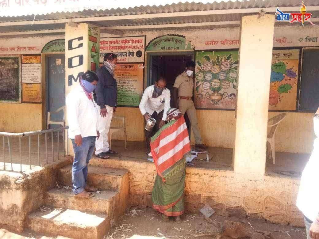 लॉकडाऊन काळात तांबरवाडी शाळेत शिल्लक पोषण आहाराचे धान्य विद्यार्थ्यांना वाटप