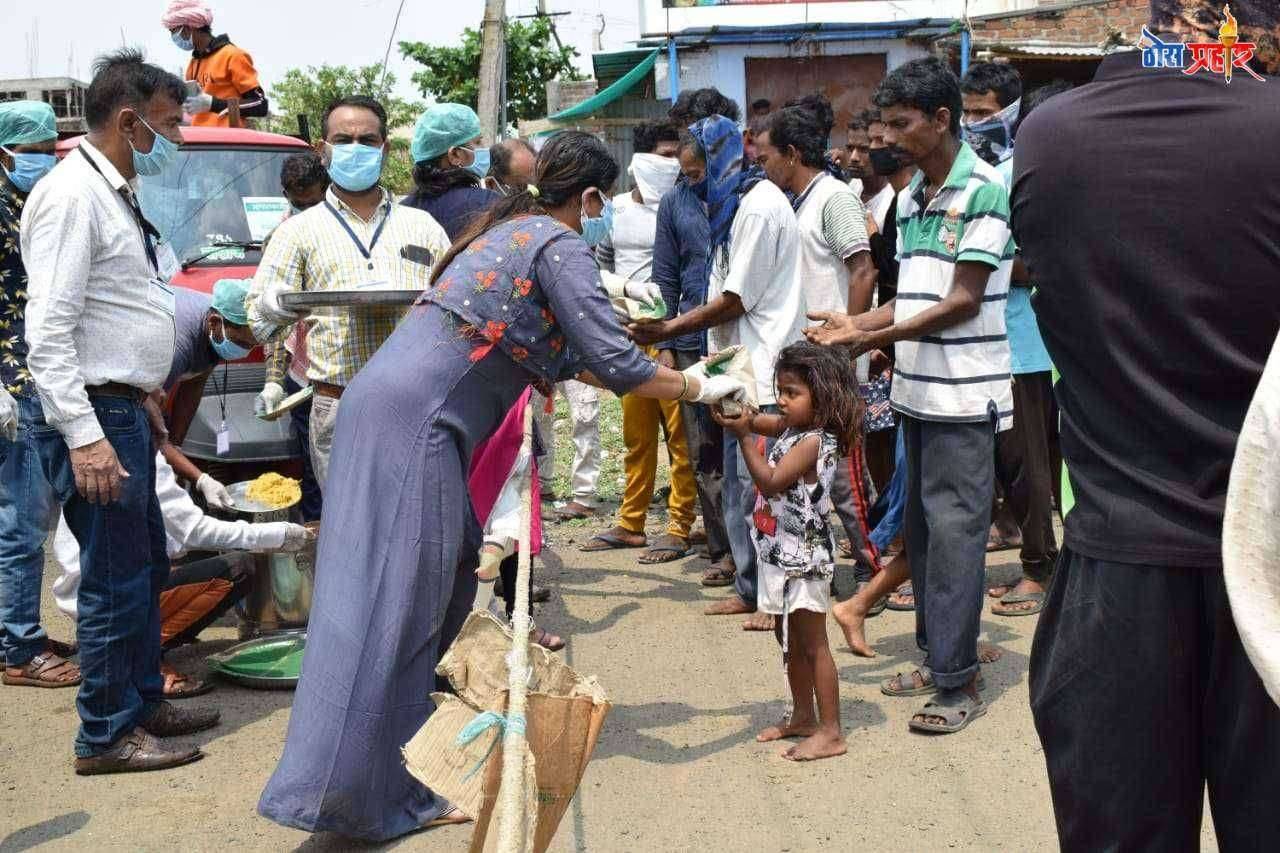 रोटी फाउंडेशन तर्फे हूडकेश्वर येथील गोरगरीबाना अन्नदान वितरण