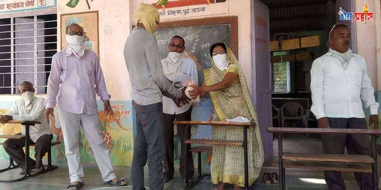 कळंबू येथे जि. पा. प्राथमिक शाळेत पोषण आहाराचे वाटप