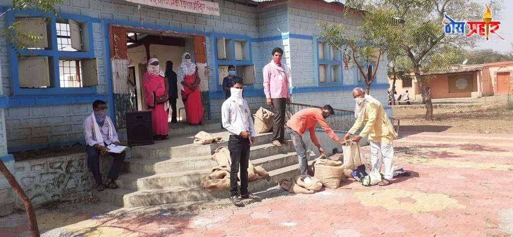 तपसे चिंचोली जिल्हा परिषद शाळेत विद्यार्थ्यांना लॉकडाऊन काळात शिल्लक पोषण आहाराचे सोशल डिस्टिंगशनचे नियम पाळून वाटप