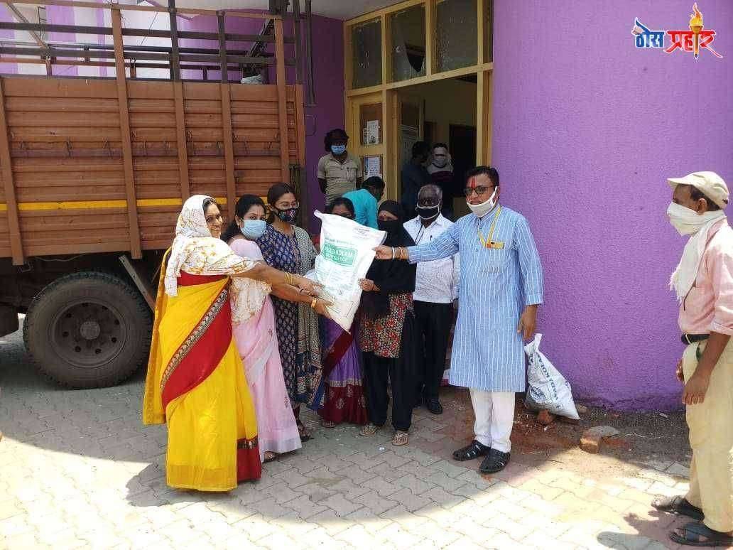 मजुरासाठी नामदार विजय वडेट्टीवार यांनी दिला मदतीचा हात शिवानी वडेट्टीवार चिमूर येथे धान्य किट वाटप