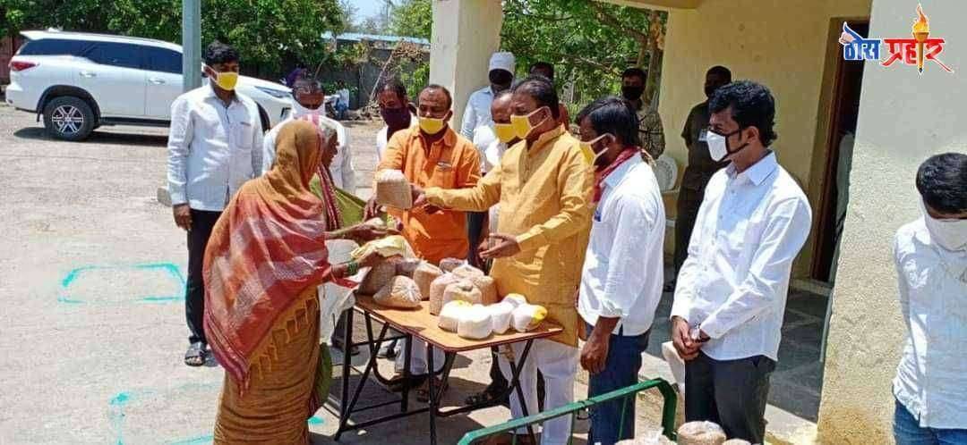 वृध्द निराधार महिला व पुरुष यांना मनसेची मदत