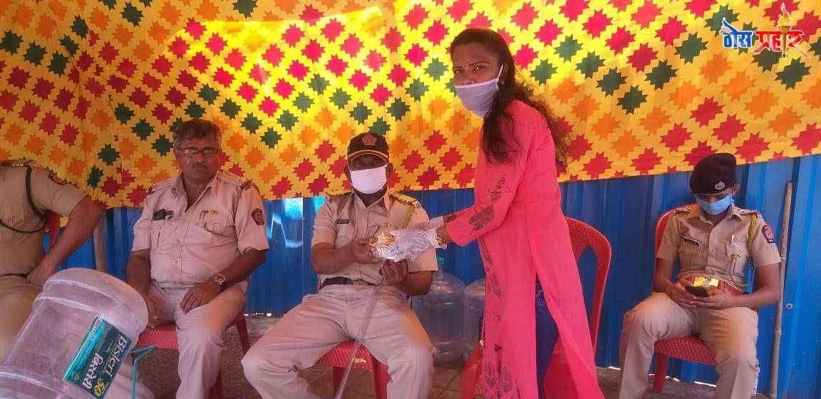 पोलीस व गोरगरिबांना अन्नदान करण्यासाठी सुनिता गेंगजे यांचा पुढाकार