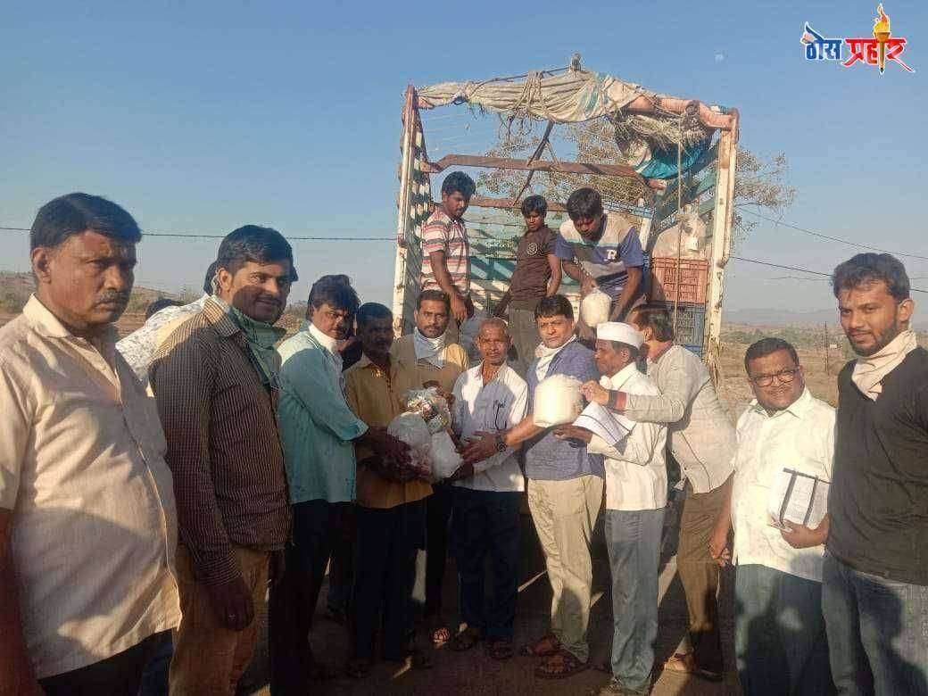 सुरगाणा शहरातील गरजू लोकांना मदतीचा हात देण्यासाठी धान्य व किराणा ओसीशियन तर्फे
