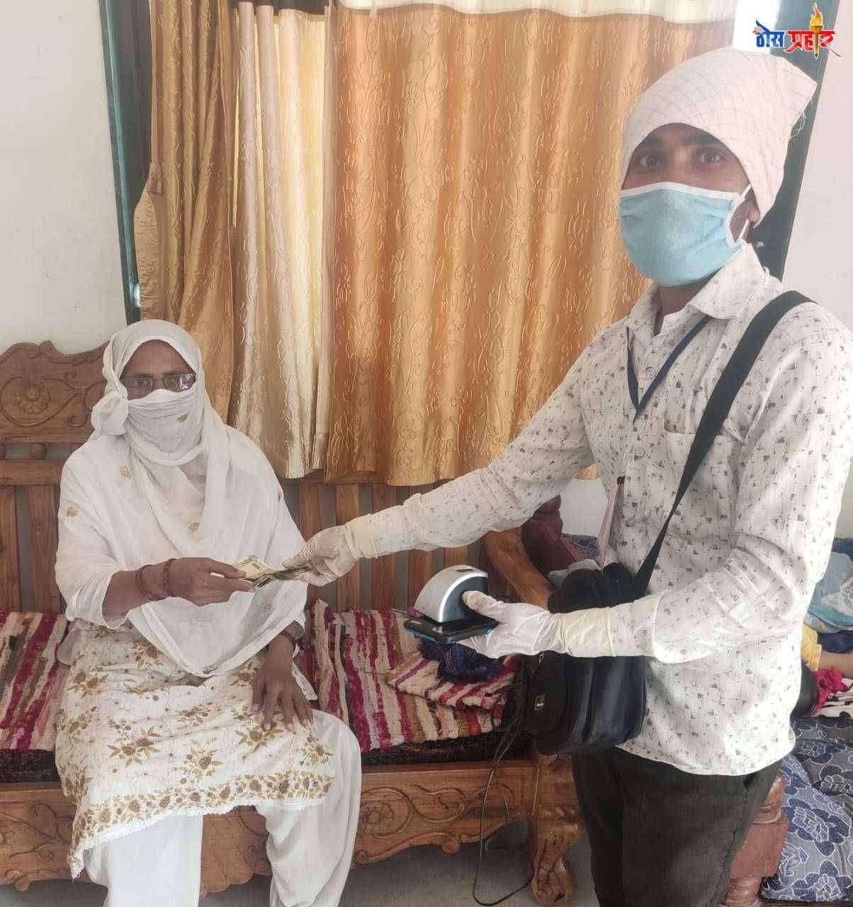 प्रधानमंत्री गरीब कल्याण योजना जनधन व उज्वला खातेदारांना फैजपुर च्या युनियन बँकेची सेवा घरपोच