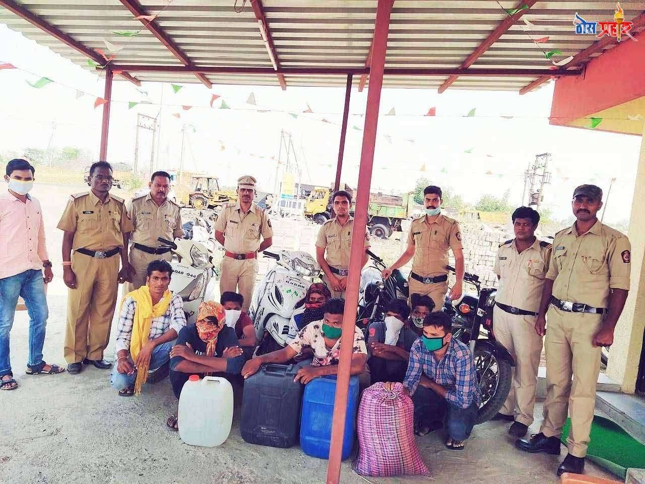 कुही पोलिसांच्या नाकाबंदीत तीन दुचाकीसह पावणेदोन लाखांचा मुद्देमाल जप्त दारू माफियांवर धडक कारवाई सहा आरोपींना अटक