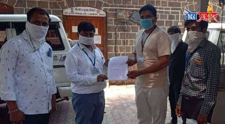 असंघटित कामगार वर्ग चोपडा तालुका यांच्यावतीने तहसीलदार अनिल गावित यांना निवेदन