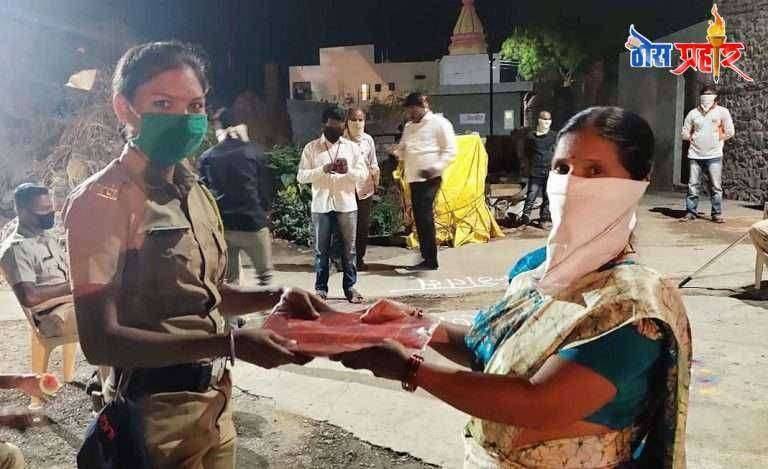 महिला पोलिस कर्मचार्‍यांचा अनोख्या पद्धतीने केला सत्कार