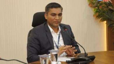 अधिकारी-कर्मचाऱ्यांना जिल्ह्याबाहेर जाण्यास प्रतिबंध