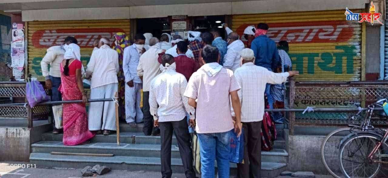 अमळनेर सोशल डिस्टन्सचा उडविला फज्जा दुकानदारांना कोणाचाही धाक नाही