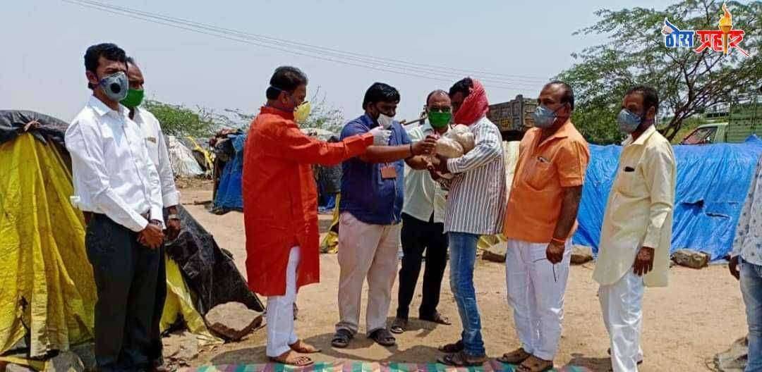 दगड खडी फोडणाऱ्या कामगाराला महाराष्ट्र नवनिर्माण सेनेची मदत