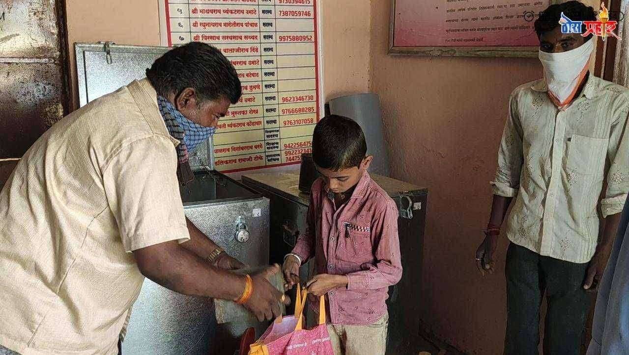 पाळा येथे शालेय पोषण आहाराचे वाटप