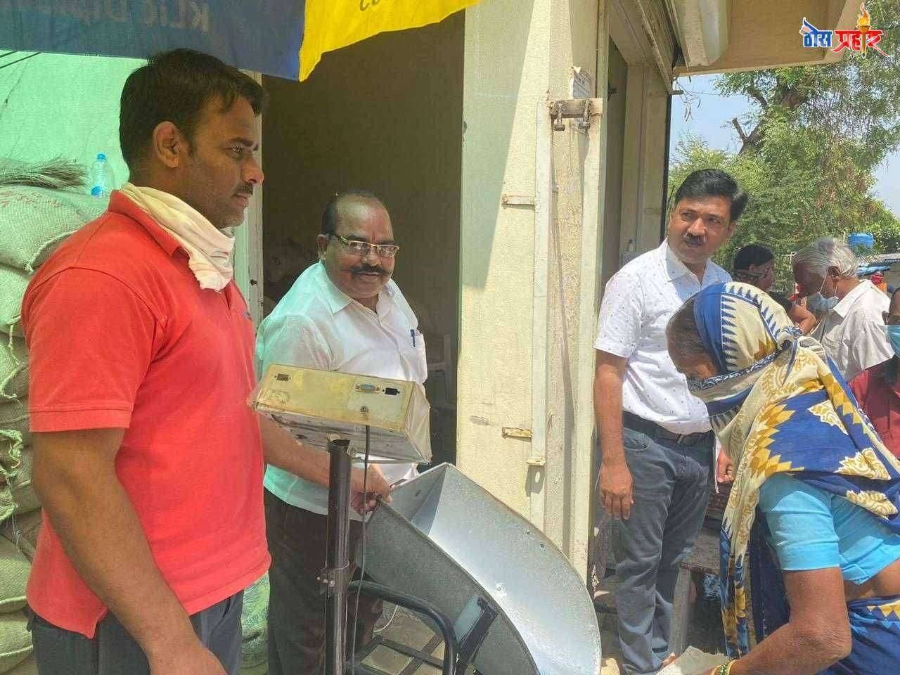 खासदार उन्मेश दादा पाटील यांची रेशन धान्य दुकानास प्रत्यक्ष भेट : मोफत तांदूळ लाभार्थ्यांशी साधला संवाद