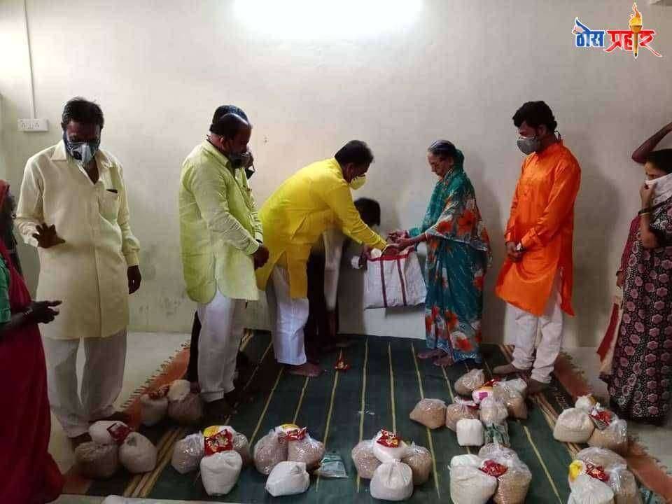 पंढरपुरात बडवे गल्लीतील गरजु बांधवाना मनसेची मदत