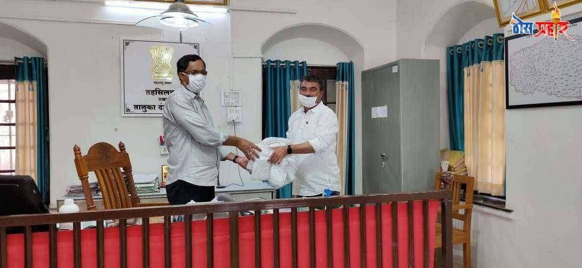 जयराज इंपेक्स कंपनीपिंपळणारे च्या वतीने एक हजार कापडी मास्क चे वाटप