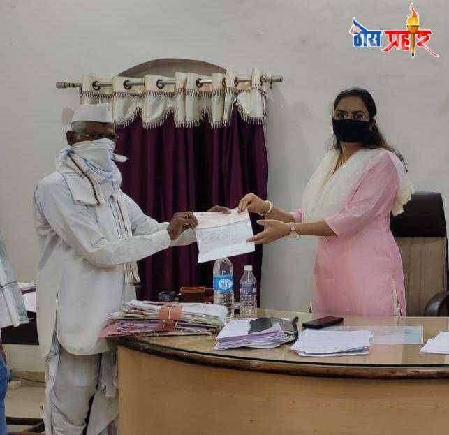 आध्यात्मिक सेवे सोबतच सामाजिक सेवा आनंदाने व आत्मीयतेने करावी असे श्री स्वामी समर्थ माऊली सांगतात.