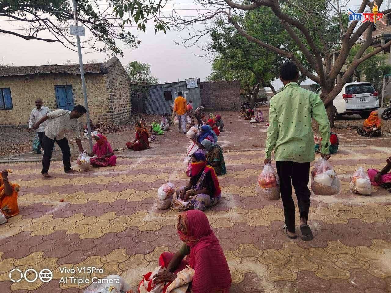 सरपंच परिषदेचे पश्चिम महाराष्ट्र अध्यक्ष व मित्रपरिवाराकडून गरजूंना अन्नधान्याचे वाटप