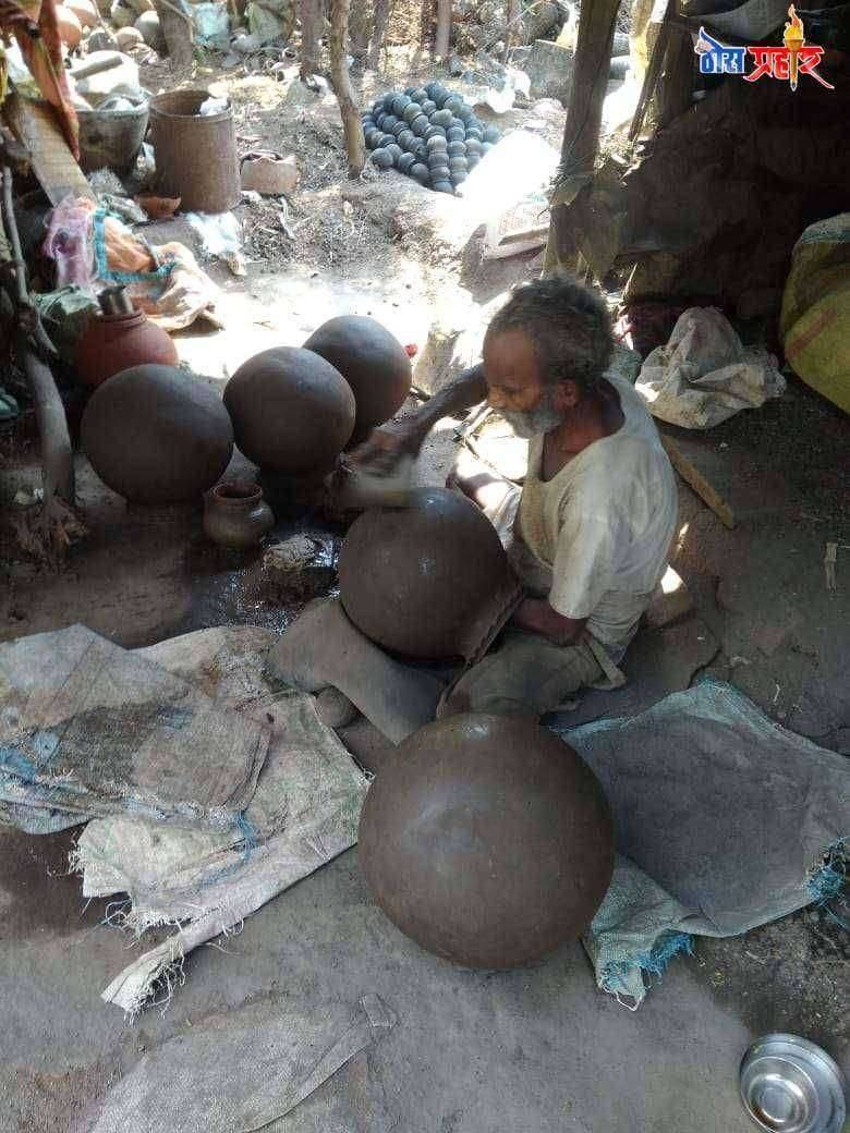 आज घडीला पुर्ण जगावर आलेल्या कोरोणा संकटामुळे सर्वसामान्य कुंभार समाज कुटु़ंबावर उपासमारीची वेळ आली आहे.