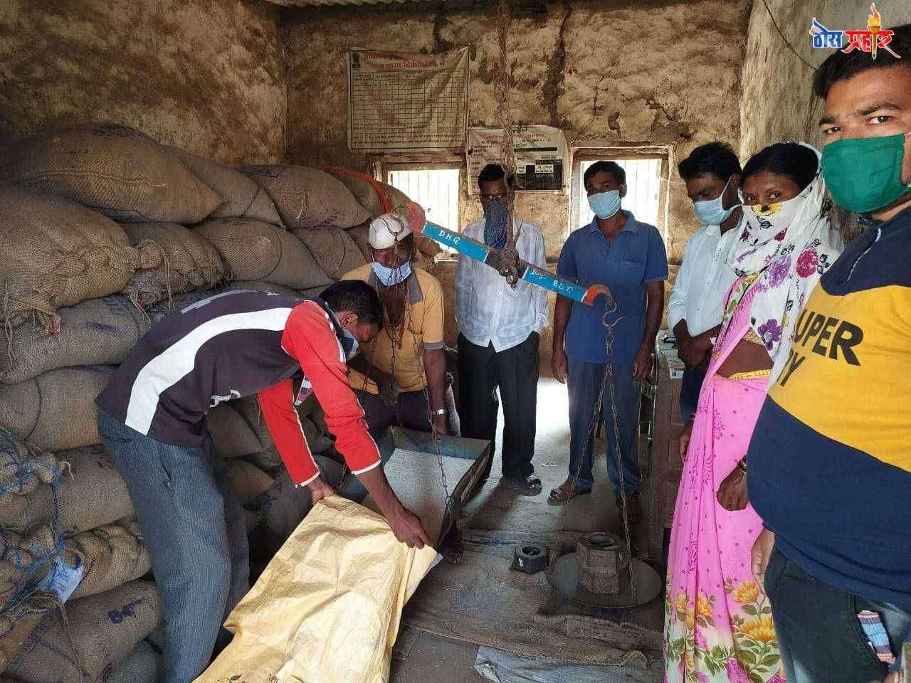 हेमाडपाडा येथे PMGKY तांदूळ योजनेचे मोफत रेशन धान्य सोशल सिस्टन्स ठेवत प्रारंभ; नागरिकांचा उत्स्फूर्त सहभाग