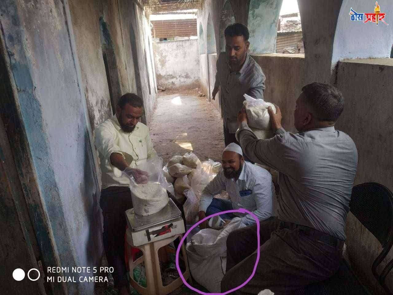 ? ठोस प्रहार--- बातमी चा दणका अॅगलो उर्दू हाय सावदा शाळेत प्लास्टिकच्या पिशव्यात तांदूळ आणुन वाटप