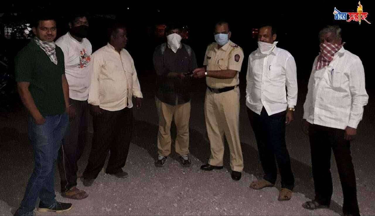 दिव्यांग, अल्पभूधारक शेतकऱ्याचा प्रामाणिकपणा -- पैशांचे पाकीट केले परत