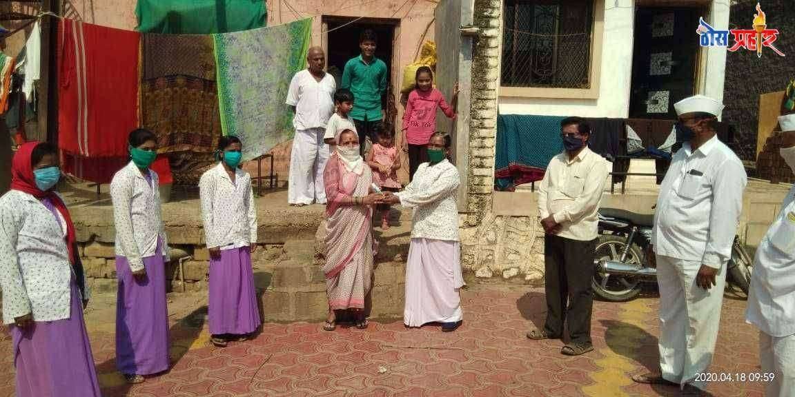 खामखेडा येथे ग्रामपंचायती मार्फत सॅनिटीझर व डेटॉल साबणाचे वाटप