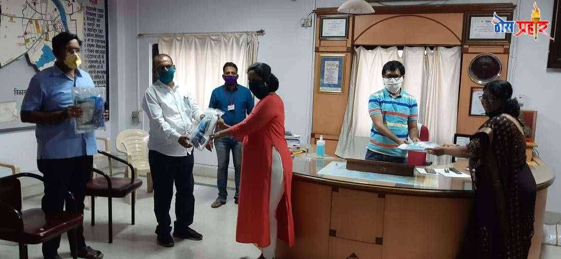 लायन्स व लायनेस क्लब मार्फत धान्य देण्यात आले तसेच पिपीई किट वाटप