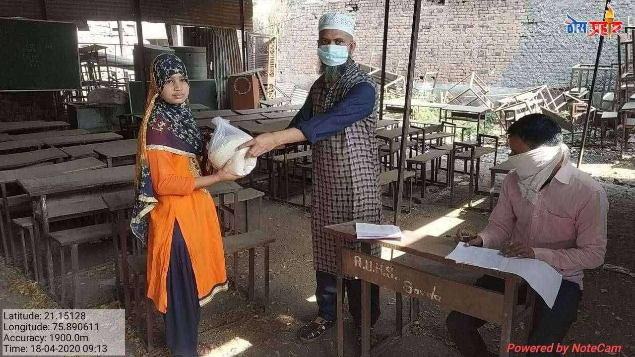 अॅगलो उर्दू हाय सावदा येथे तांदूळ वाटप. पण....घोळ कायम