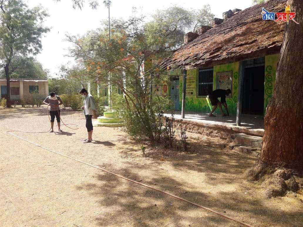 अंतुर्ली रंजाणे जि.प. शाळेत क्वारंटाईन केलेल्या तिघांचा आदर्शवत उपक्रम.... रिकाम्या वेळेत करत आहेत शाळेची साफसफाई व रोपांची देखभाल....