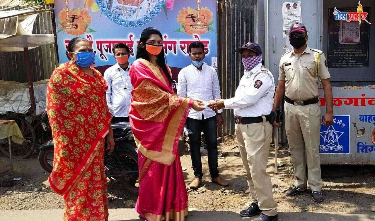 गिरणा परिसर व्हाट्सअप ग्रुप तर्फे सेनीटायझर व मास्क वाटप