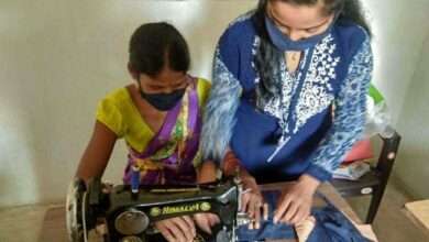 चांप्यात महिला प्रशिक्षण केंद्रात मास्क बनविण्याचे प्रशिक्षण घेत आहे आदिवासी महिला