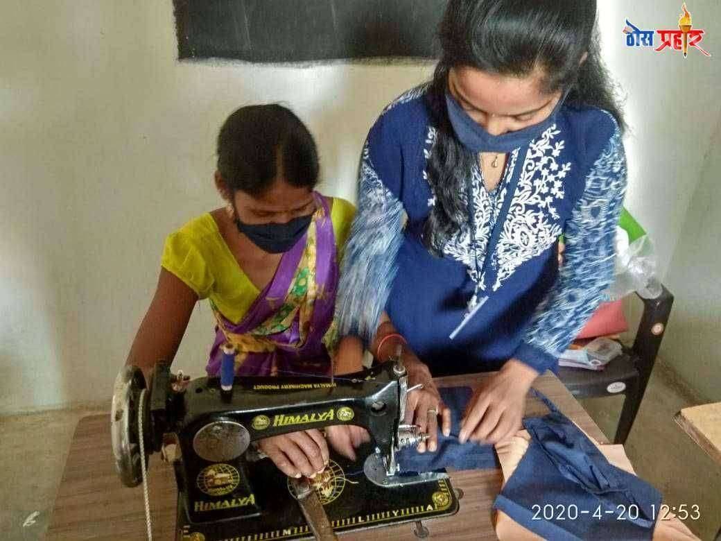 चांप्यात महिला प्रशिक्षण केंद्रात मास्क बनविण्याचे प्रशिक्षण घेत आहे आदिवासी महिला