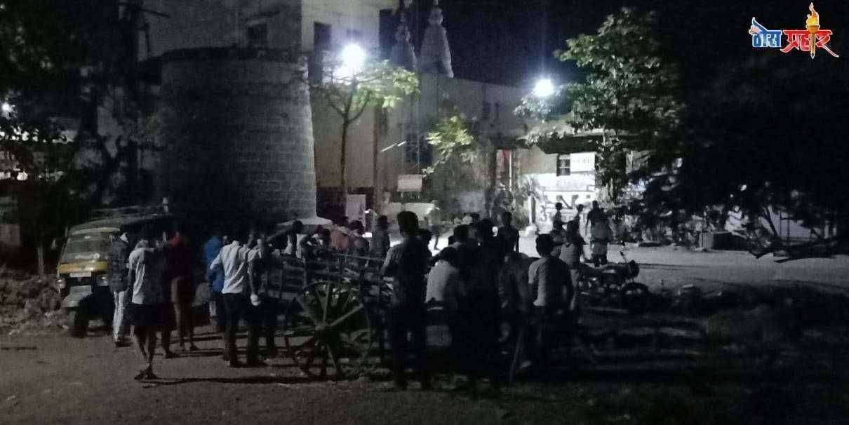 शिरूड परिसरात शासनाच्या नियमांचे उल्लंघन पोलीस प्रशासनची गाडी गेली असता पुन्हा गर्दीचा माहोल