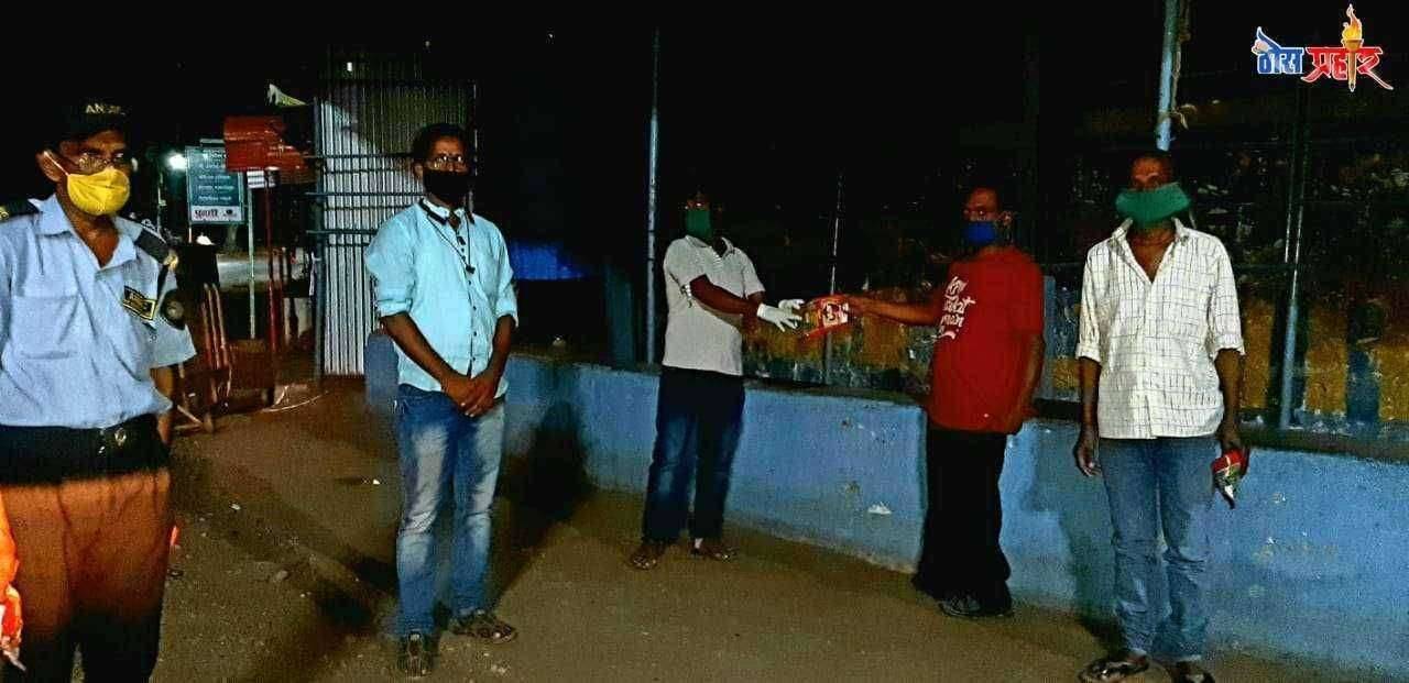 कोल्हापूरात नवस्वराज्य ट्रस्ट आणी अनंतशांती संस्थेच्या वतीने गोरगरीब लोकानां मोफत फूङ पॅकेटसचे वाटप