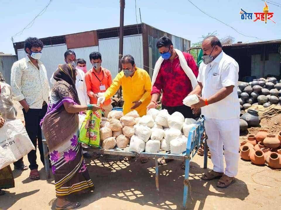 अडचणीतील कुुंभार समाजाला मनसेची मदत