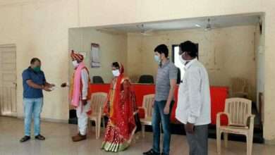 मुख्यमंत्री सहायता निधीसाठी नवदांपत्य ने दिले 25 हजाराचा निधी .