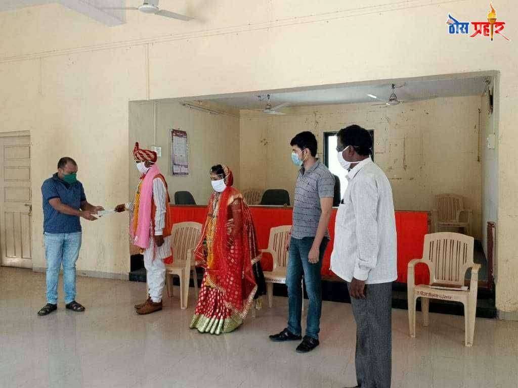 मुख्यमंत्री सहायता निधीसाठी नवदांपत्य ने दिले 25 हजाराचा निधी .