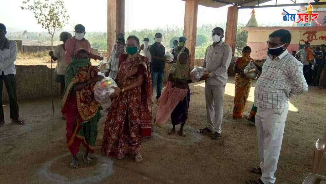 सुरगाणा तालुक्यातील ग्रामीण भागात हातावर पोट असलेल्या आदिवासी गोरगरिबांना श्री रमेश थोरात व योग विद्या गुरुकुल त्र्यंबकेश्वर यांच्या वतीने यांचा मदतीचा हात....