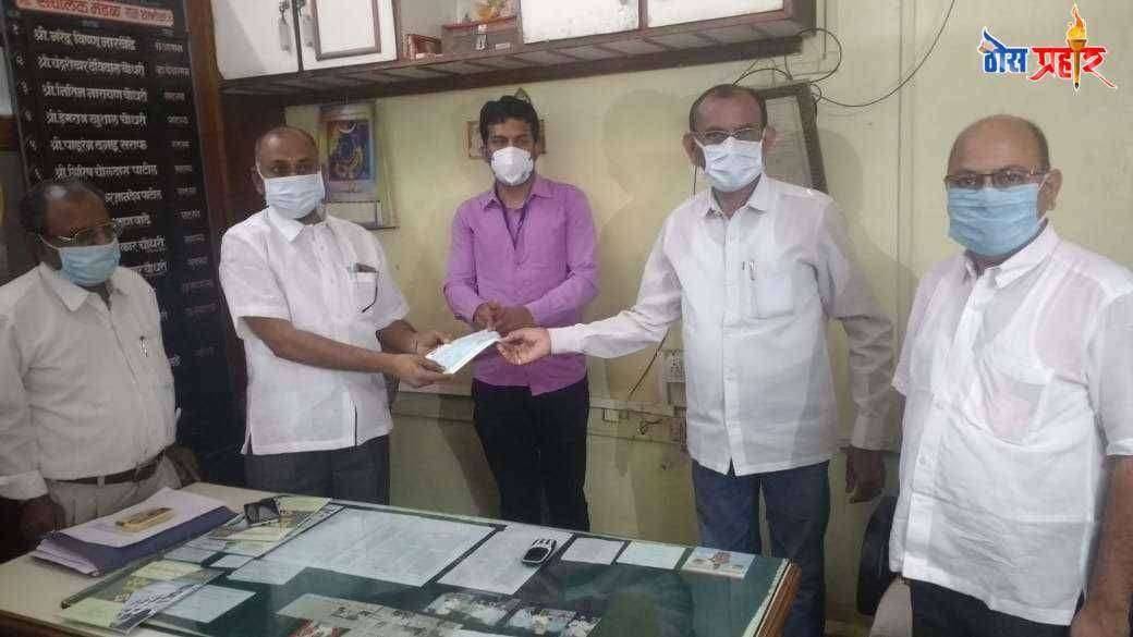 फैजपूर येथील सातपुडा अर्बन क्रेडीट को. ऑप सोसायटी आणि श्री लक्ष्मी नागरी सहकारी पतसंस्थेतर्फे मुख्यमंत्री सहाय्यता निधीस प्रत्येकी 31 हजार रुपयांची मदत