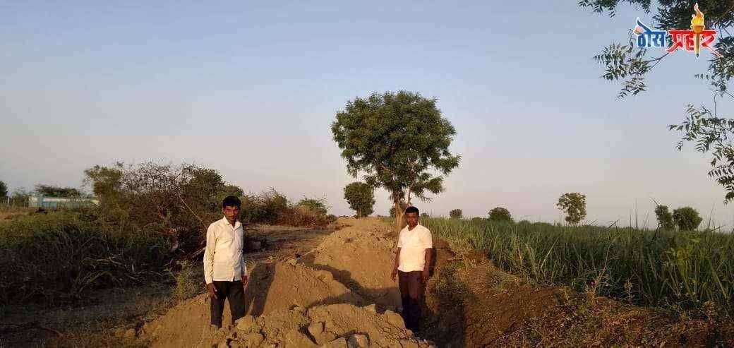 लोकप्रतिनिधीनी दुर्लक्ष केल्यामुळे संतप्त शेतकऱ्यांनी केला लोकवर्गणीतून शिवरस्ता, आमदाराच्या गावातील शेतकऱ्यांचा पराक्रम
