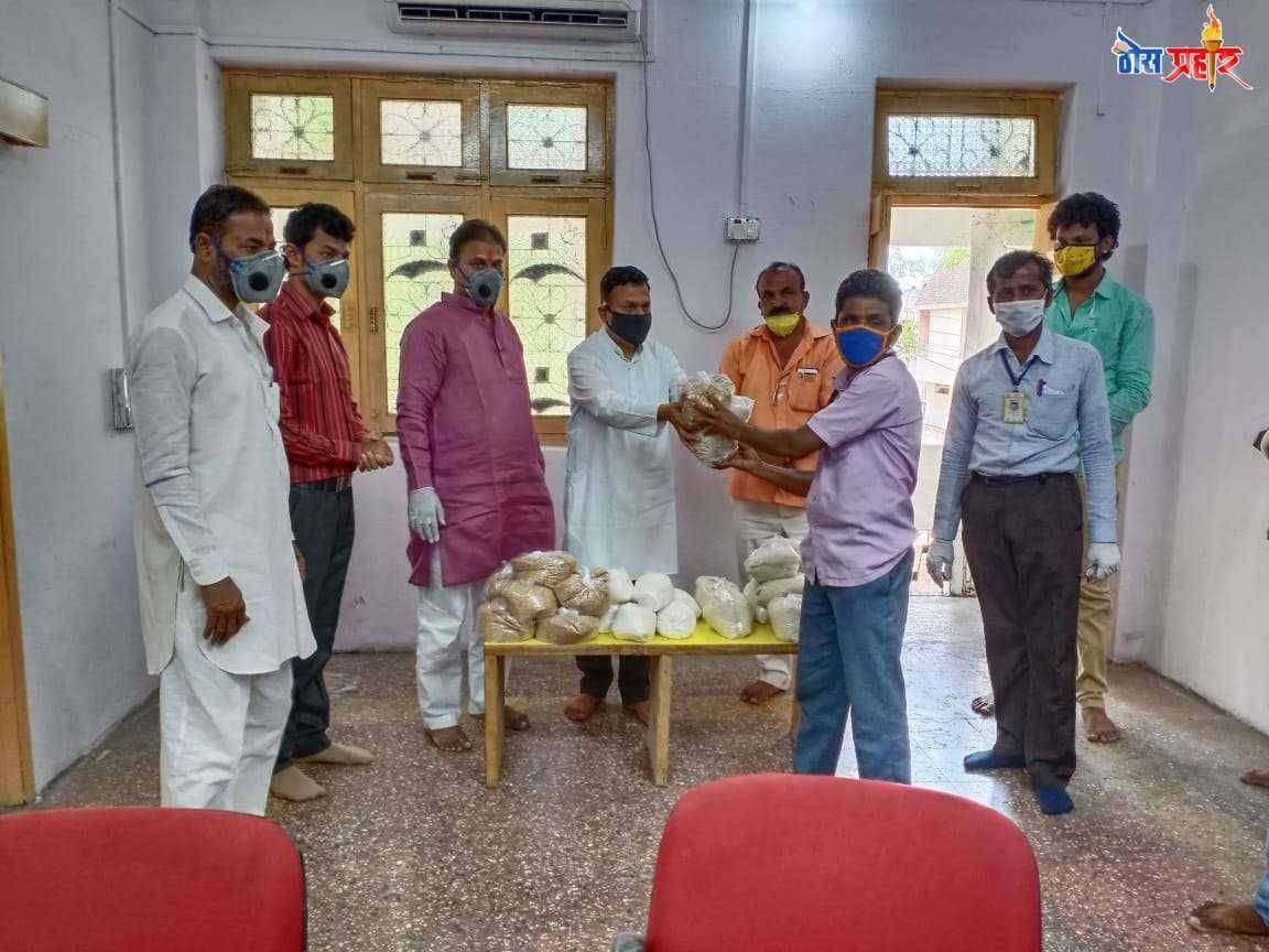 पंढरपूर शहरातील वृतपत्र विक्रेत्यांना मनसेेचा मदतीचा हात