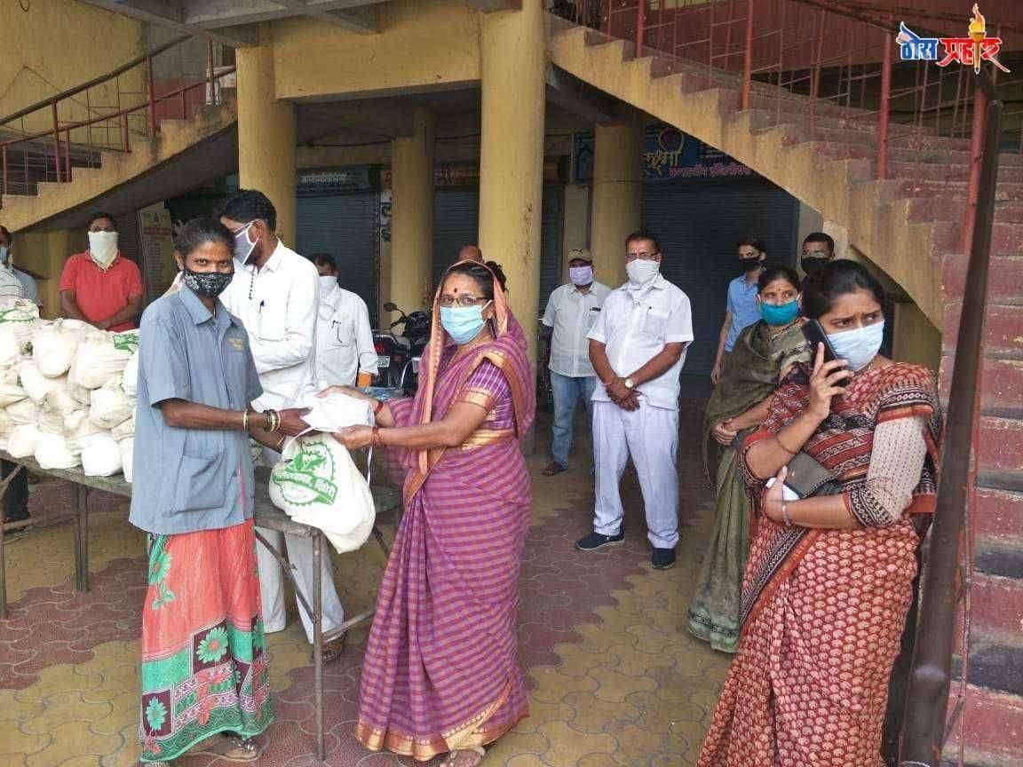 दिंडोरी नगरपंचायतीचे वतीने 90 कर्मचाऱ्यांना जीवनावश्यक वस्तू व सेफ्टी किटचे वाटप