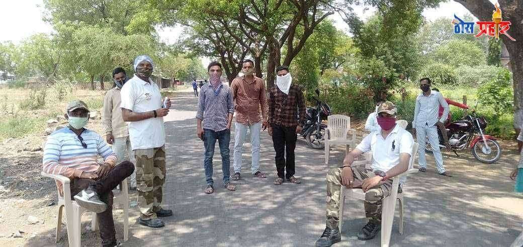 लोहारातील युवांनी केली नाकाबंदी
