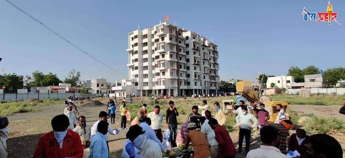 आजचा दिवस हा आमच्या साठी खुपचं महत्वाचा होता.असे म्हणणाऱ्या ओम प्रकाश मुंदडा यांनी गरीब लोकांना अन्न वाटप केले