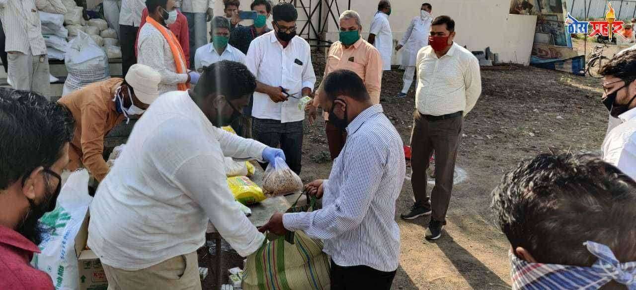 आजचा दिवस हा आमच्या साठी खुपचं महत्वाचा होता.असे म्हणणाऱ्या ओम प्रकाश मुंदडा यांनी गरीब लोकांना अन्न वाटप केले