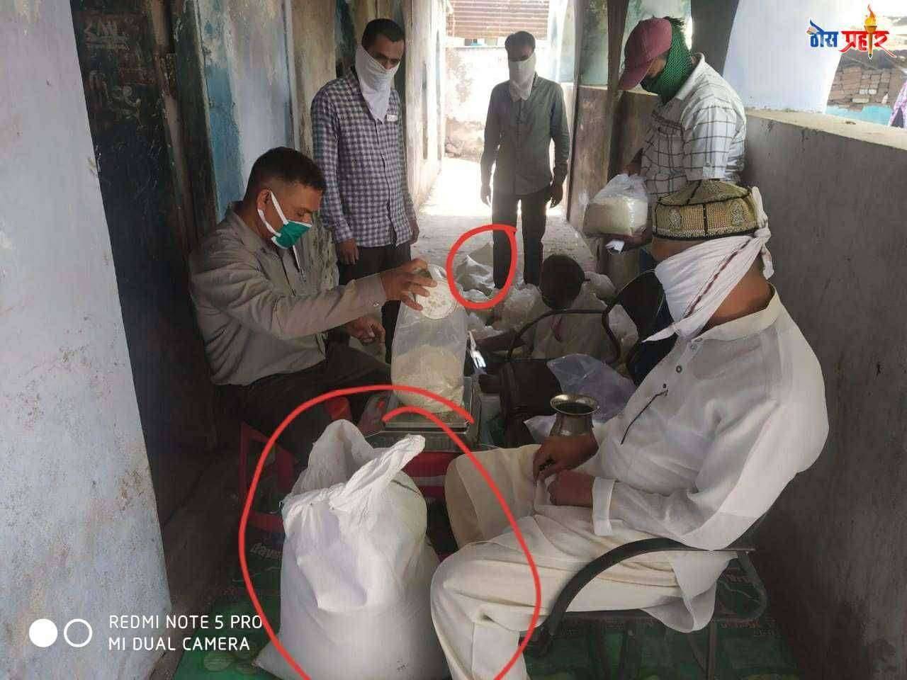 ? ठोस प्रहार--- बातमी चा दणका अॅगलो उर्दू हाय सावदा शाळेत प्लास्टिकच्या पिशव्यात तांदूळ आणुन वाटप