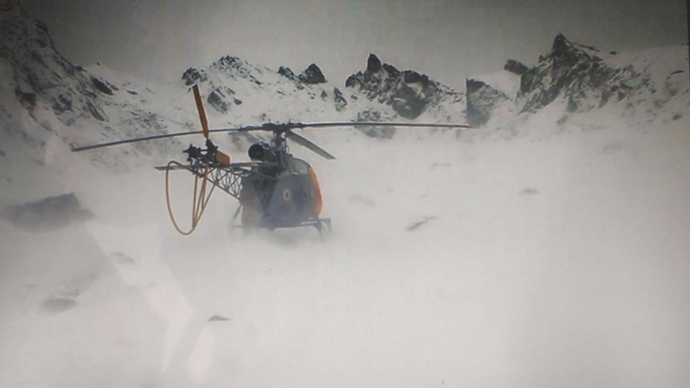 ? भारतीय लष्कर आणि आयएएफची हेलिकॉप्टर्स असुरक्षित हवामानातील 15,500 फूट दलाच्या कर्मचारयांची धाडसी बचाव मोहीम